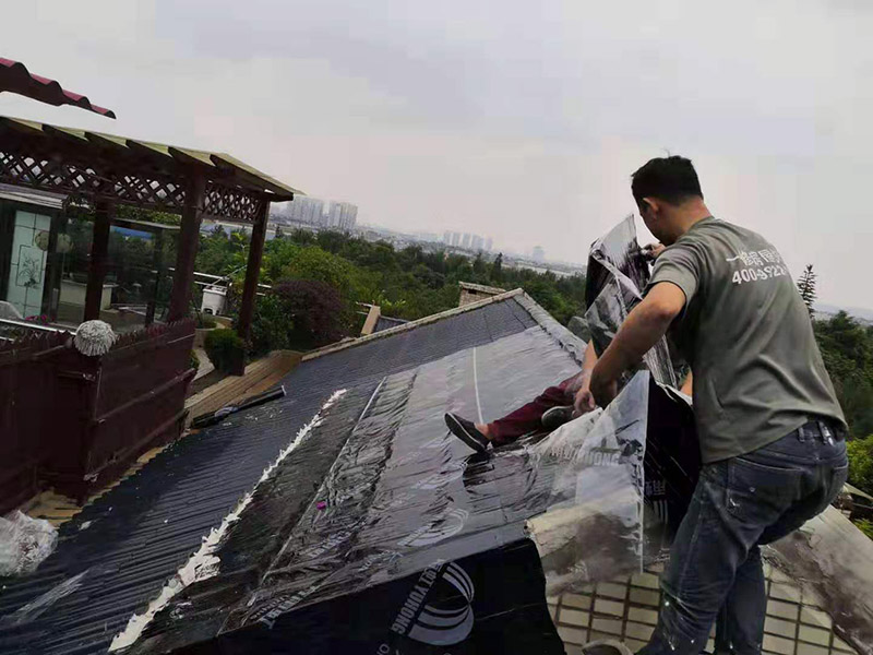 上海屋顶窗户漏水维修_上海窗顶渗水修理_上海天窗四周漏雨处理